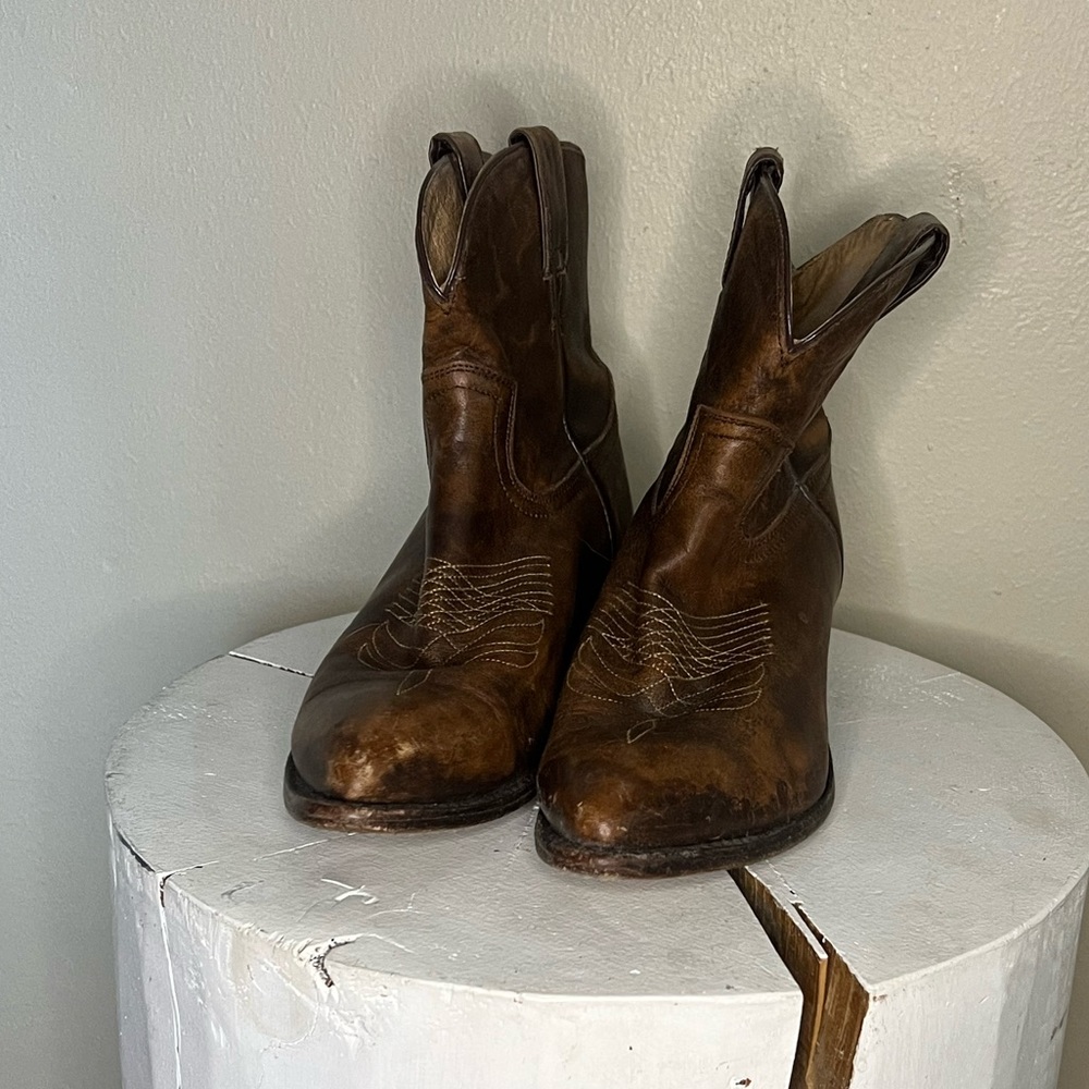 Frye Billie Short pull-on boot in cognac size 9.5